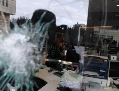 Επίθεση με βαριοπούλες σε ασφαλιστική εταιρεία στη λεωφόρο Συγγρού (βίντεο)